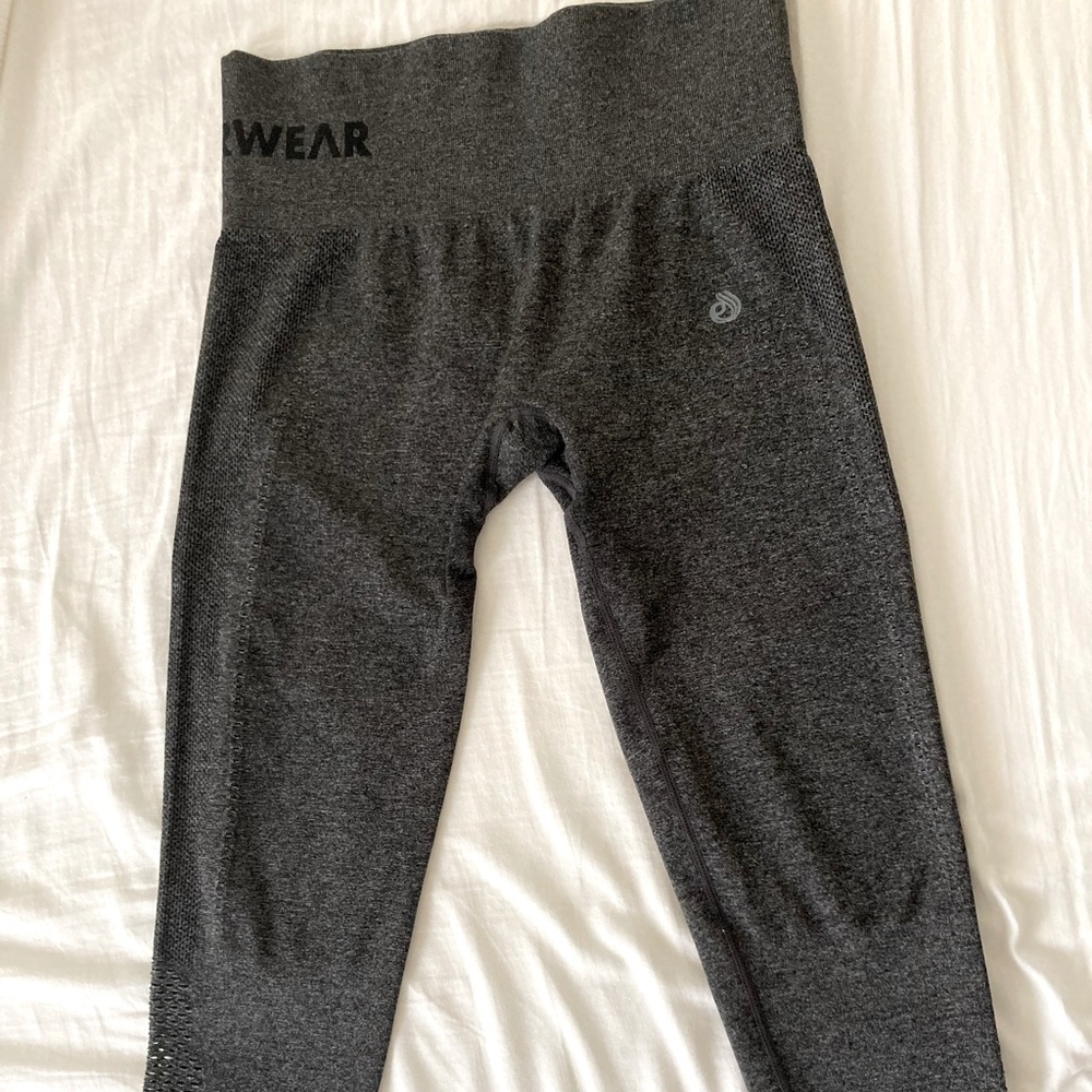 SOLD High waisted stylish gym pants - Picture 1 of 6